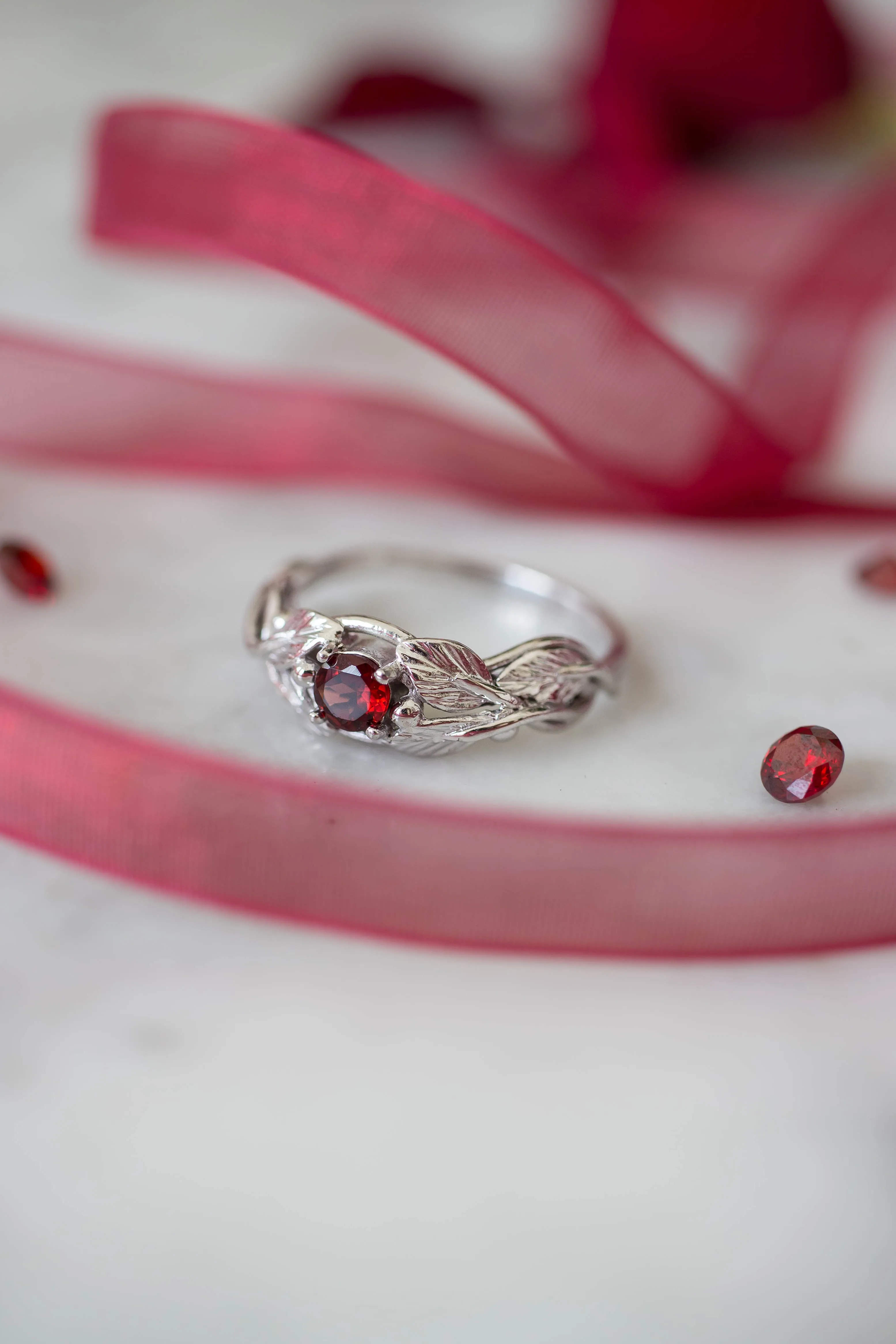 Garnet engagement ring, leaves band / Cornus, round faceted