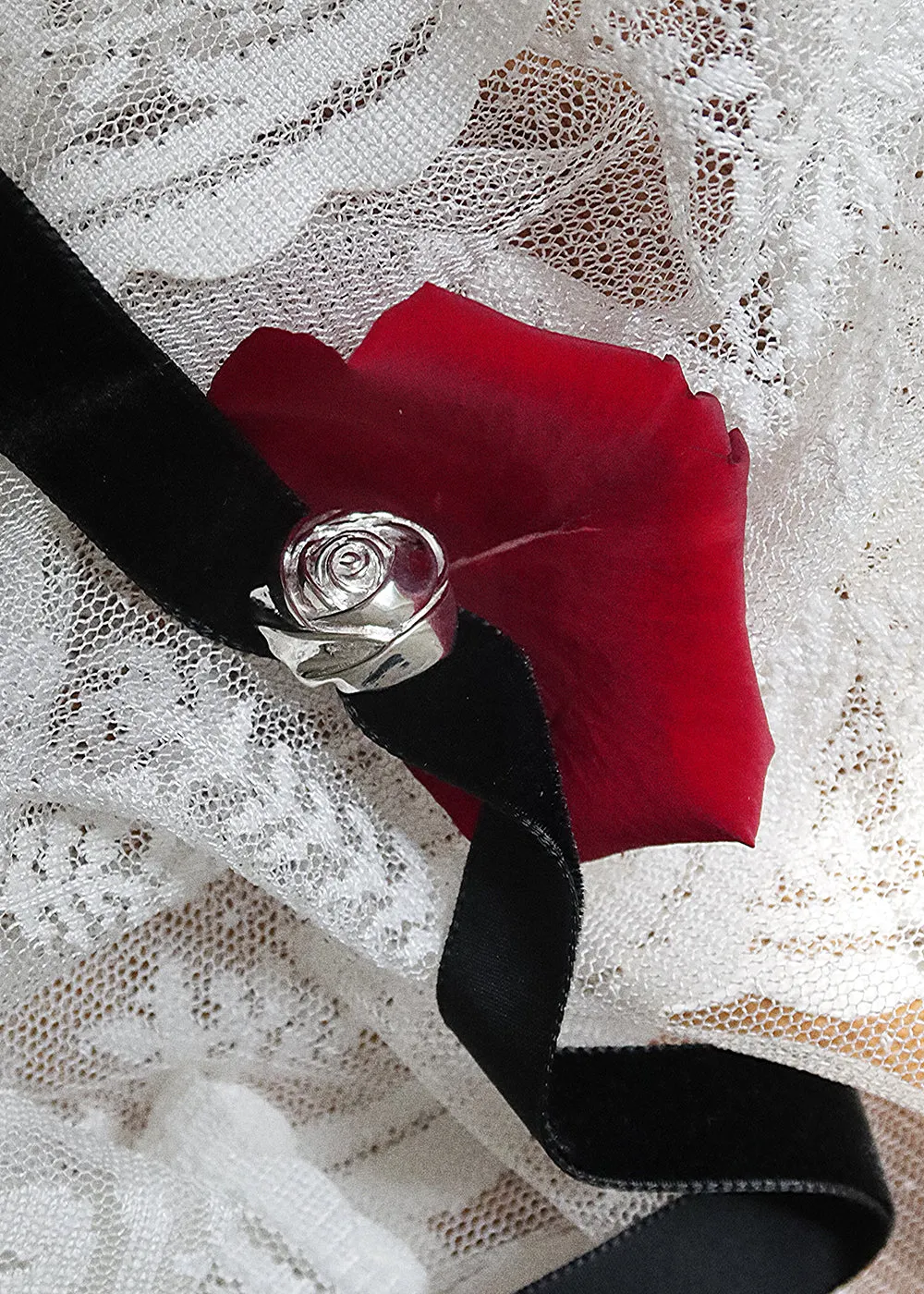 Rose Choker TTXDM